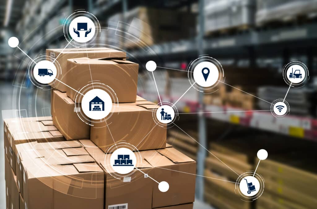 Im Vordergrund sind verschiedene Logistik Symbole und im Hintergrund ein Stapel Pakete