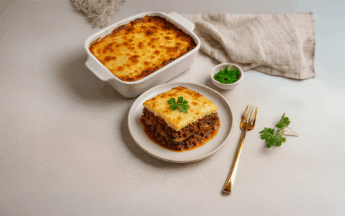 In der Mitte des Bildes sieht man das Gericht, Moussaka