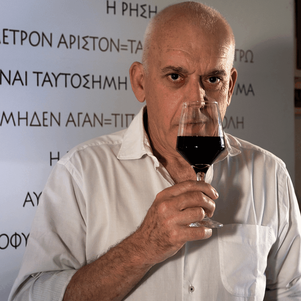 Winzer des Papantonis Weinguts mit einem Glas Rotwein