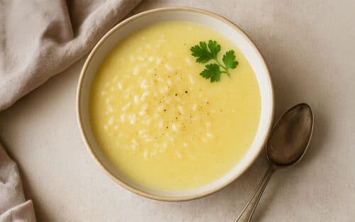 Griechsiche Suppe Avgolemono in einem Teller