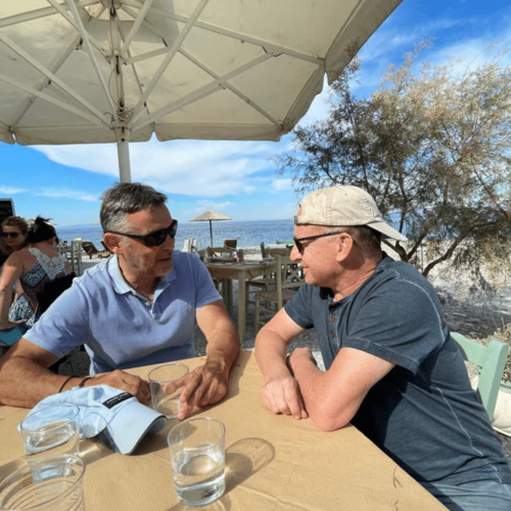 Gespräch im Freien am Meer